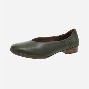 Dansko Kira green classic ballet flat with small heel leather 37. Retail $140
